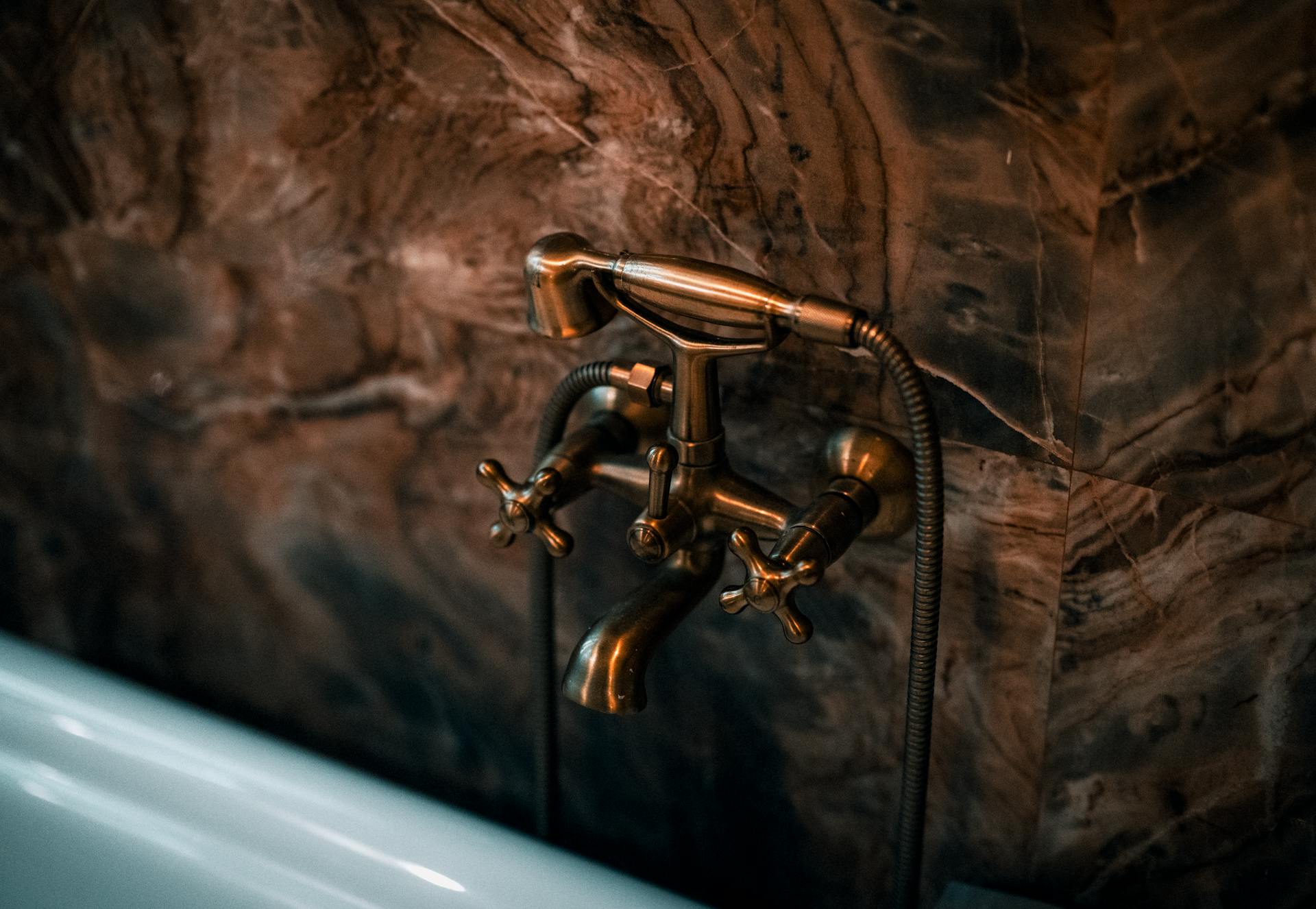 Apró jelek, amik komoly vízvezeték hibára utalhatnak